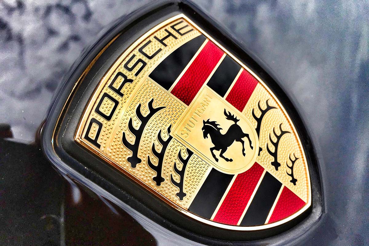 Quanto conosci lo stemma Porsche? Scopriamolo da vicino