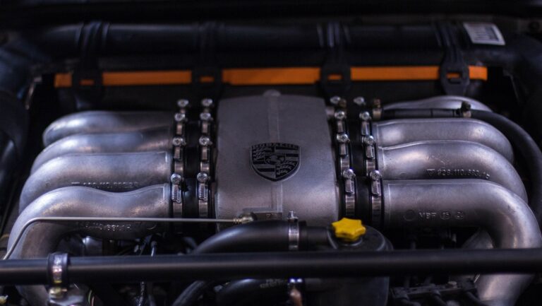 Motore Porsche a sei cilindri boxer in dettaglio