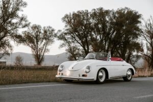 Porsche 356 Speedster bianca su strada di campagna