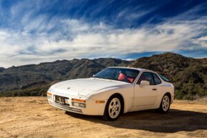 Porsche 924 bianca in paesaggio montano