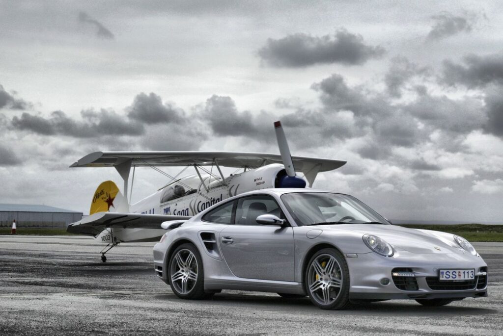 Porsche 997 Turbo argento su pista aeroportuale