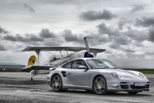 Porsche 997 Turbo argento su pista aeroportuale