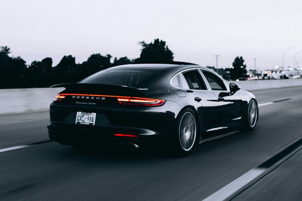 Porsche impegnata in un lungo trasferimento autostradale