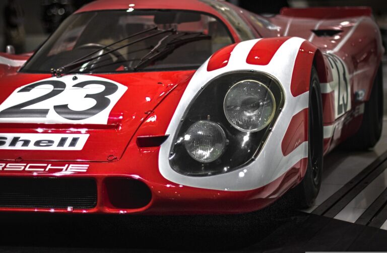 Porsche impegnata durante la 24 Ore di Le Mans
